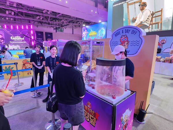 - 브레이버스 부스 옆에는 쿠키런 킹덤 부스가 있다 