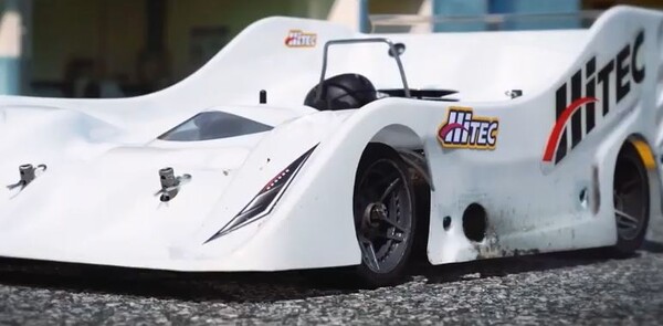 무선조정으로 하는 레이싱카. 사진=하이텍 