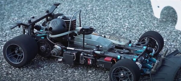 하이텍  서보모터가 장착된 무선조종 레이스카. 사진=하이텍