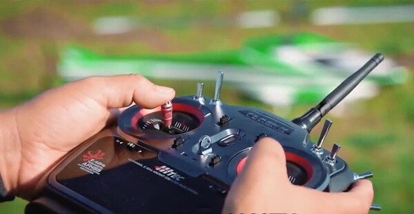  엔진 RC 헬기에 장착하는 HSB-9380TH 서보모터를 조종하는 모습. 사진=하이텍 유튜브
