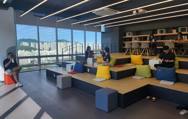 직원들이 편하게 쉴 수 있는 하이텍의 휴게실. 월 1회 직원끼리 영화관람도 한다.  사진=하이텍