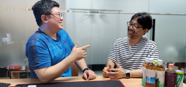 직장동료였다가 공동창업을 하게 된 권대호 대표와 이진균 대표(오른쪽). 사진=박명기