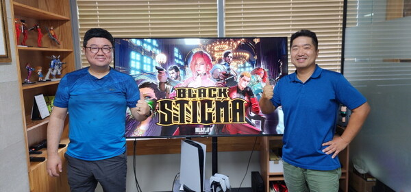 권대호 대표와 박재찬 대표(오른쪽)가 '블랙 스티그마' 포스터 앞에 섰다. 사진=박명기