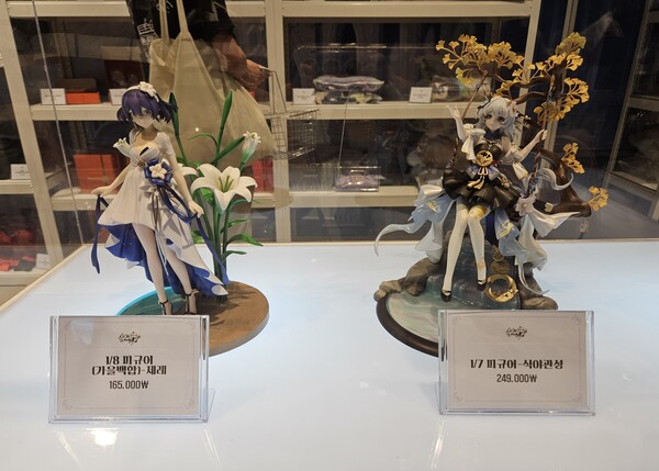 - 보자마자 홀린 듯 구경했다