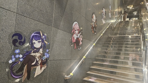 - 입구부터 원신 캐릭터들이 반겨준다