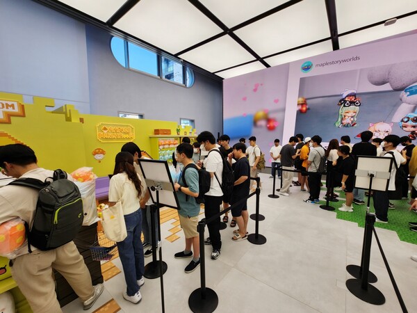 - 관람은 원하는 굿즈를 얻고 난 뒤에 시작된다 