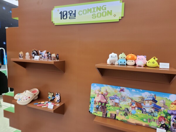 - 10월 더현대 팝업스토어에서 출시되는 다양한 굿즈도 미리 볼 수 있다