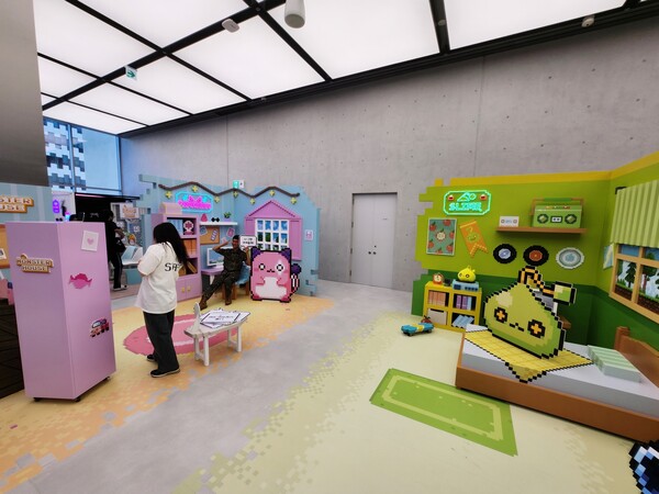 - 몬스터의 방을 콘셉트로 꾸며진 포토존 