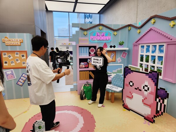 - 다양한 소품을 들고 사진촬영을 할 수 있다