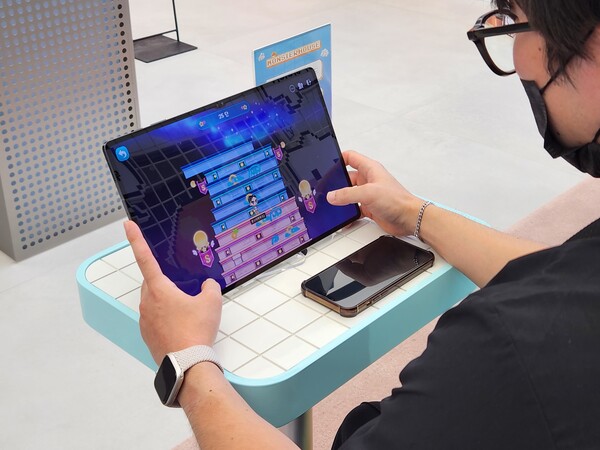 - 탑 오르는 게임을 하고 있는 관람객