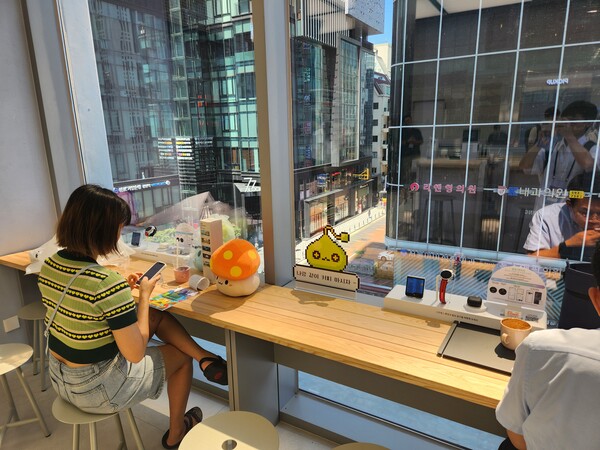 - 창가 뷰가 정말 이쁘다