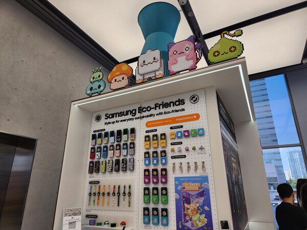 - 카페 뒤에는 삼성 관련 메이플 굿즈를 판매 중이다