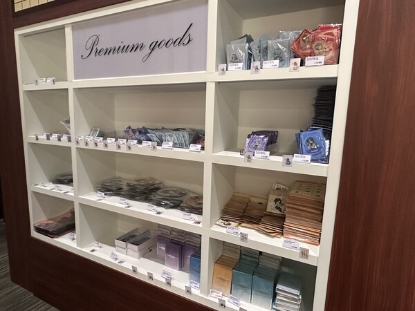 - 프리미엄 굿즈존인데 나루카미 쇼군상이 없네 (눈물)