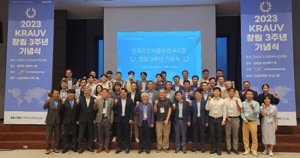 KRAUV 창립 3주년 기념 촬영. 사진=박명기