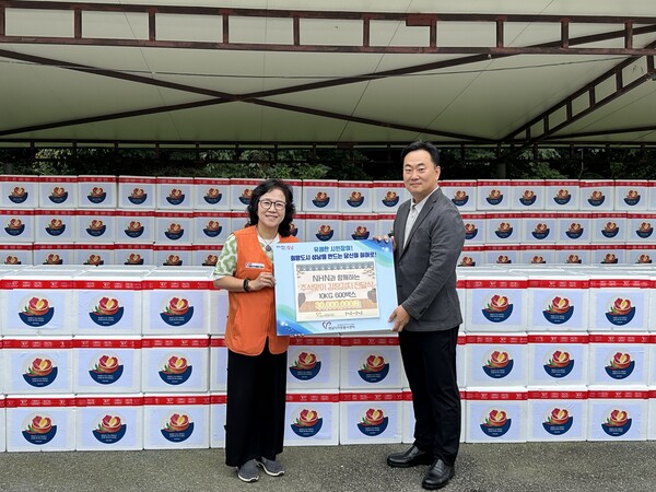 성남시자원봉사센터 장현자 센터장(왼쪽)과 NHN GA실 남이천 이사가 추석맞이 김장김치 전달식을 가졌다.