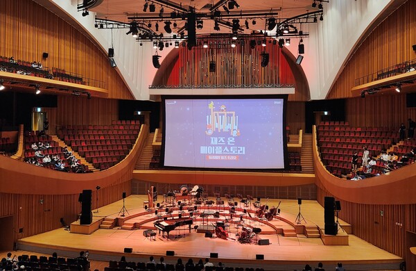 - 무대가 한 눈에 보이는 명당에 착석했다 