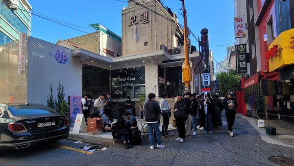 개점 1시간 전부터 이미 많은 사람이 굿즈를 위해 모였다.