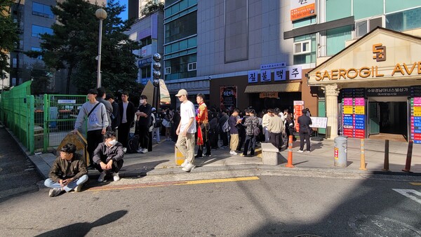 가게 앞에 줄을 설 공간이 없어 옆 건물로 대피한 유저들