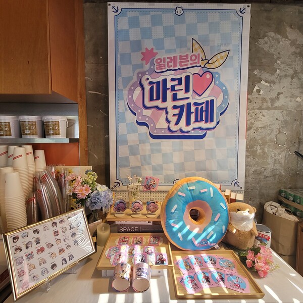 문을 열고 들어가면 이번 콜라보 카페 굿즈들이 반겨준다.