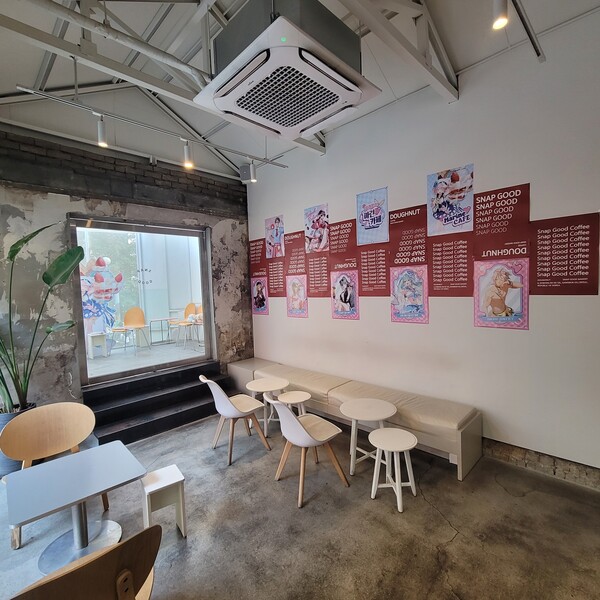 카페 내부에는 테이블과 포토존이 눈앞에 펼쳐진다.