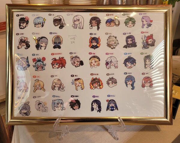 게임 속 이모티콘을 현실에서 사용해 보아요.