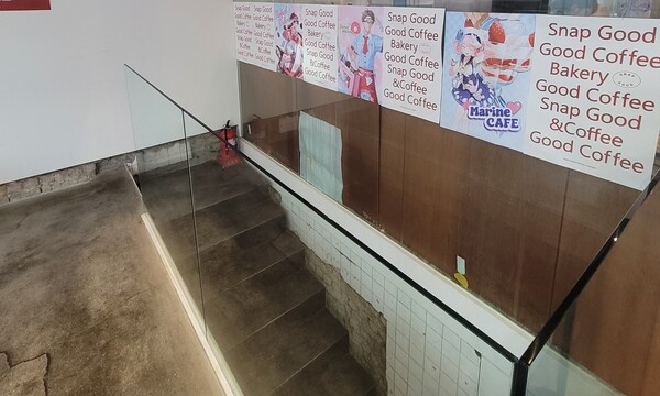 계단을 따라 지하로 내려가면