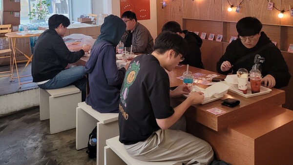 디저트보다는 굿즈 확인이 먼저지