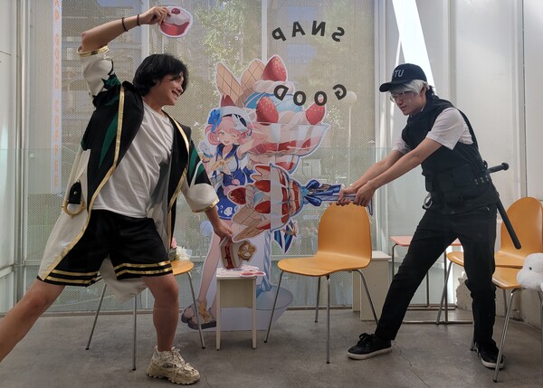 일레븐을 두고 싸우는 얀과 펠릭스