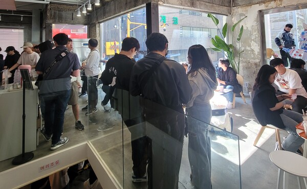 개점 이후 유저들로 가득 차버린 카페