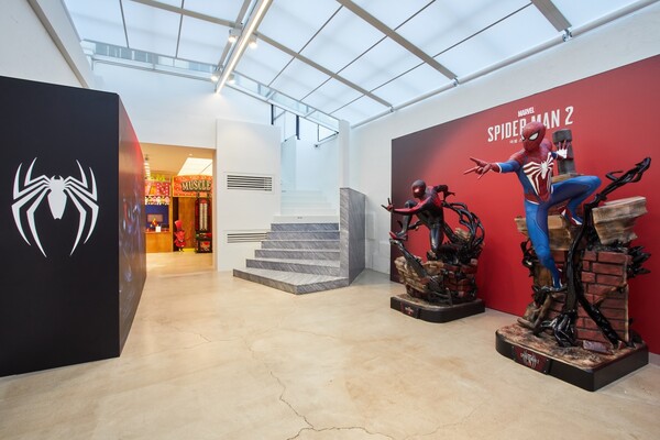 - 콘텐츠존으로 입장하면 스파이더맨 실물 크기 스태츄를 만날 수 있다