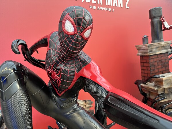 - 슈트 디테일이 장난 아니다