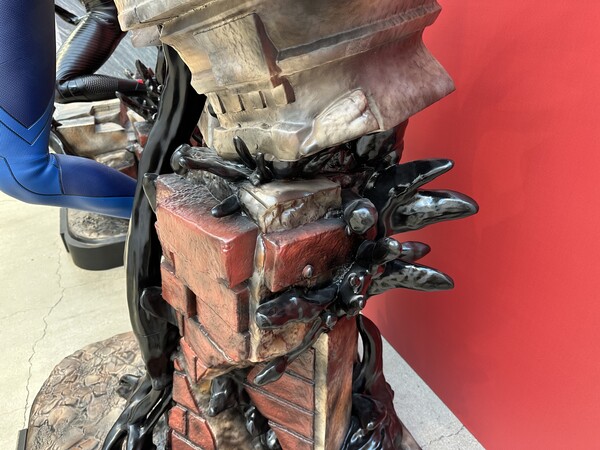 - "심비오트 디테일 보이시나요?"