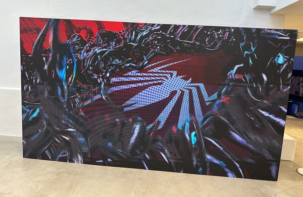 - 대형 스크린에서 재생되는 번들 홍보 영상