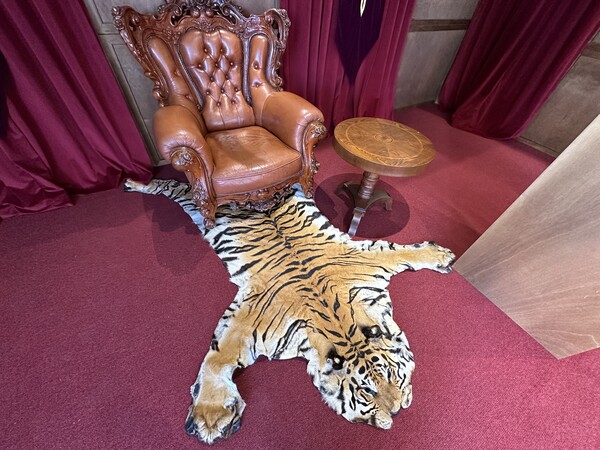 - 가죽 질감 정말 리얼합니다