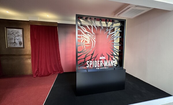 - 게임 주인공은 피터 파커가 아닌 바로 '너'