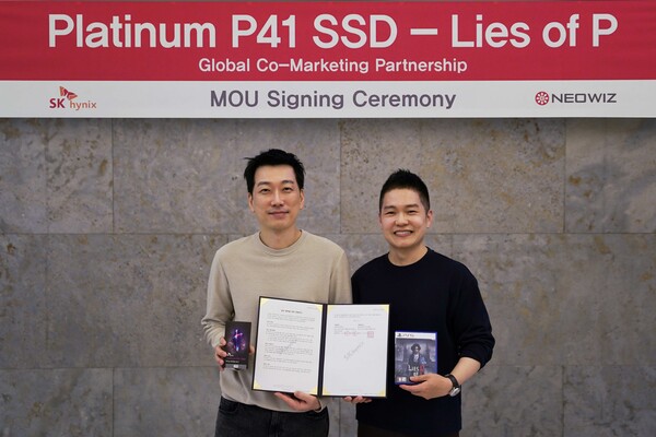 네오위즈 박성준 라운드8 스튜디오장(왼쪽)과 SK 하이닉스 안준범 cSSD 마케팅 TL이 업무 협약을 맺었다.