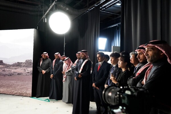 비브스튜디오스의 VIT 솔루션을 활용한 버추얼 프로덕션 기술 시연을 관람하는 사우디 중기청장 일행