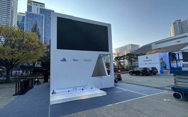 - 웹젠 부스는 아직 준비 중인 모습입니다