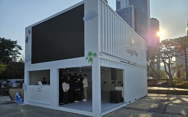 - 구글플레이 부스에서는 스태프 분들이 한창 교육을 받고 계셨습니다