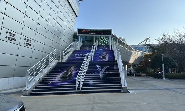 - 계단에도 레전드 오브 이미르를 찾아볼 수 있습니다