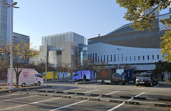 - 하나 둘씩 푸드 트럭이 자리 잡고 있는 모습입니다