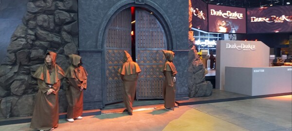 - 크래프톤 부스는 정말 비밀스러운 지하 던전으로 입장하는 느낌입니다