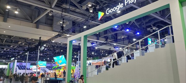- 구글플레이 내부 부스는 이런 모습입니다