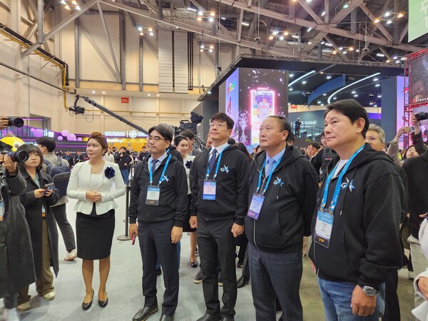 - 넷마블 부스를 보는 VIP 