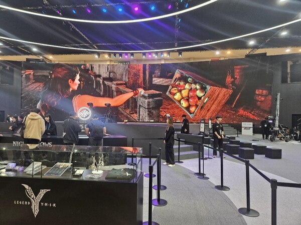 - 전면 스크린에서 신작 2종의 영상이 재생된다