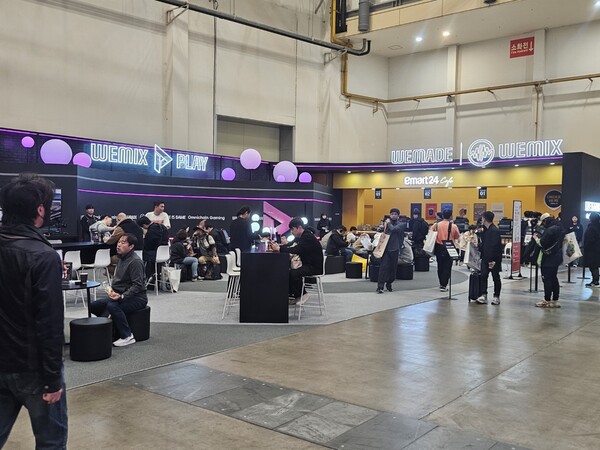 - 부스 좌츠에 마련된 휴게존