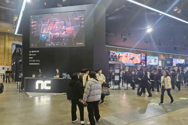 - 부스 좌측에 위치한 대형 스크린에서 개발중인 신작 영상이 송출된다