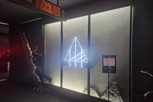 - LLL 세계관인 파괴된 서울을 형성화한 부스