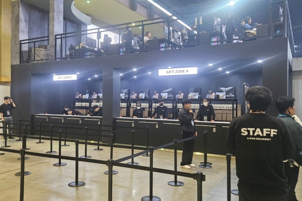 - 시연을 마치고 클램프를 받으면 기프트존에서 선물을 받는다