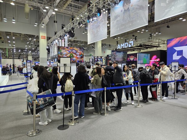 - 시연 대기 줄이 길게 늘어졌던 그라비티 부스